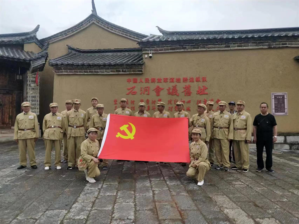 师宗县市监局离退休干部到红色教育基地参观考察.bmp