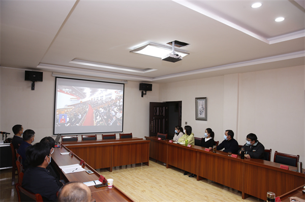 2022年10月16日，在中共师宗县委党校会议室，党校教师们认真收看二十大开幕直播节目，深刻学习领会习近平总同志所作大会报告精神。.bmp