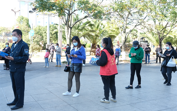 中央公园核酸采样点志愿者付民进维持秩序.bmp