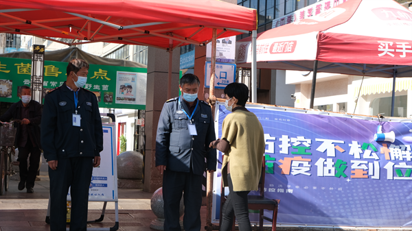 凤城时代综合农贸市场入口工作人员查验”两码一卡“.bmp