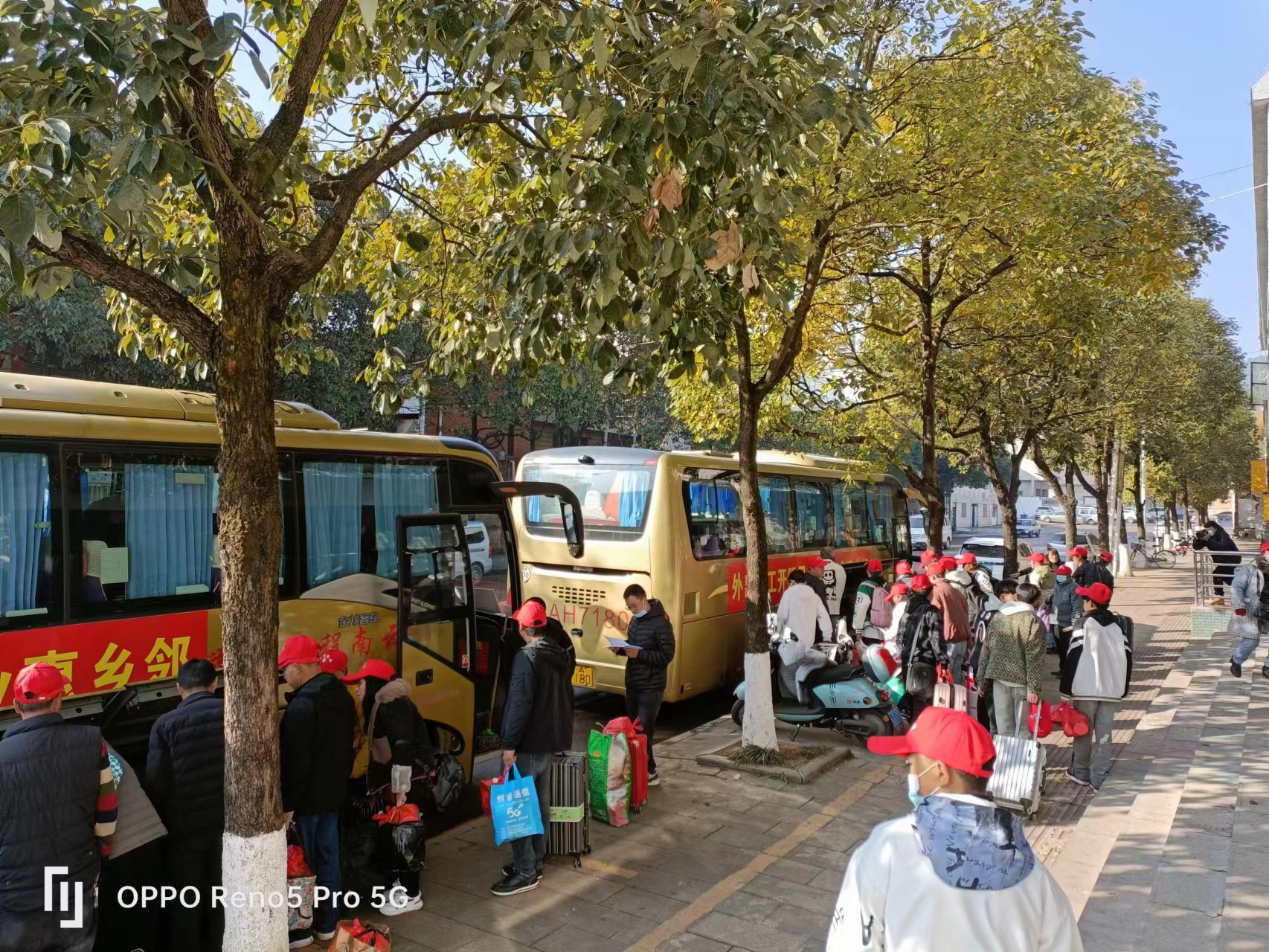 漾月街道举行2023年农村劳动力转移就业“点对点”组织输出欢送会暨“知法明理·平安务工”宣讲会2.jpg