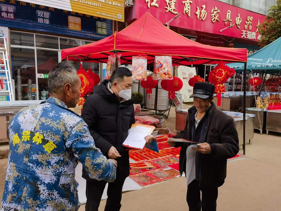1.发放普法宣传页.jpg