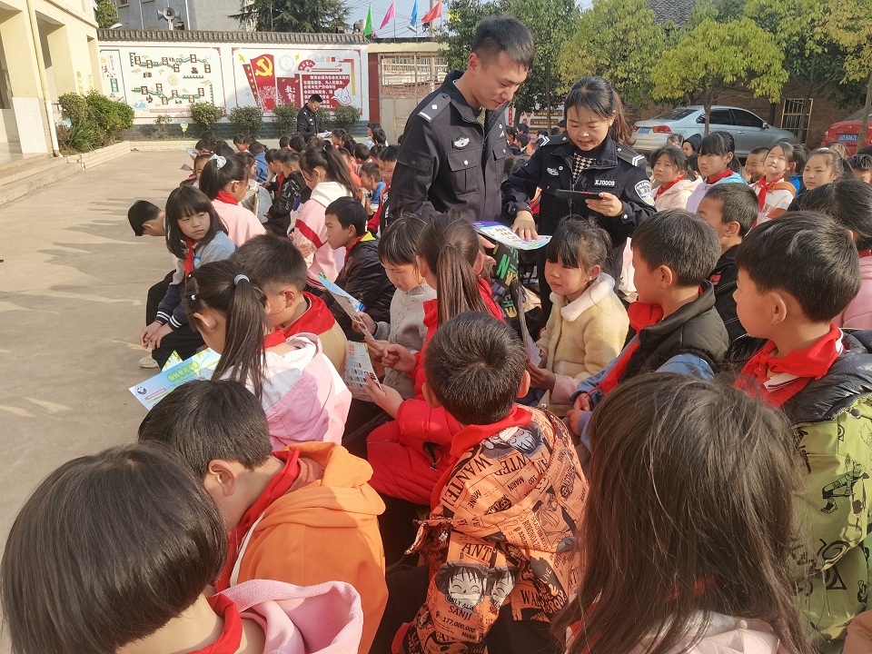 3.学校普法宣传活动.jpg